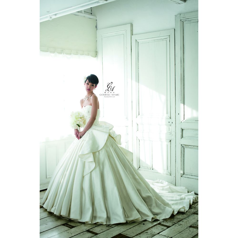 剛力彩芽『ラフィーネ』ウェディングドレスカタログ4冊セット‼️ 剛力彩芽 【ウェディングドレス レンタル】 – 結婚式準備サイトCORDY