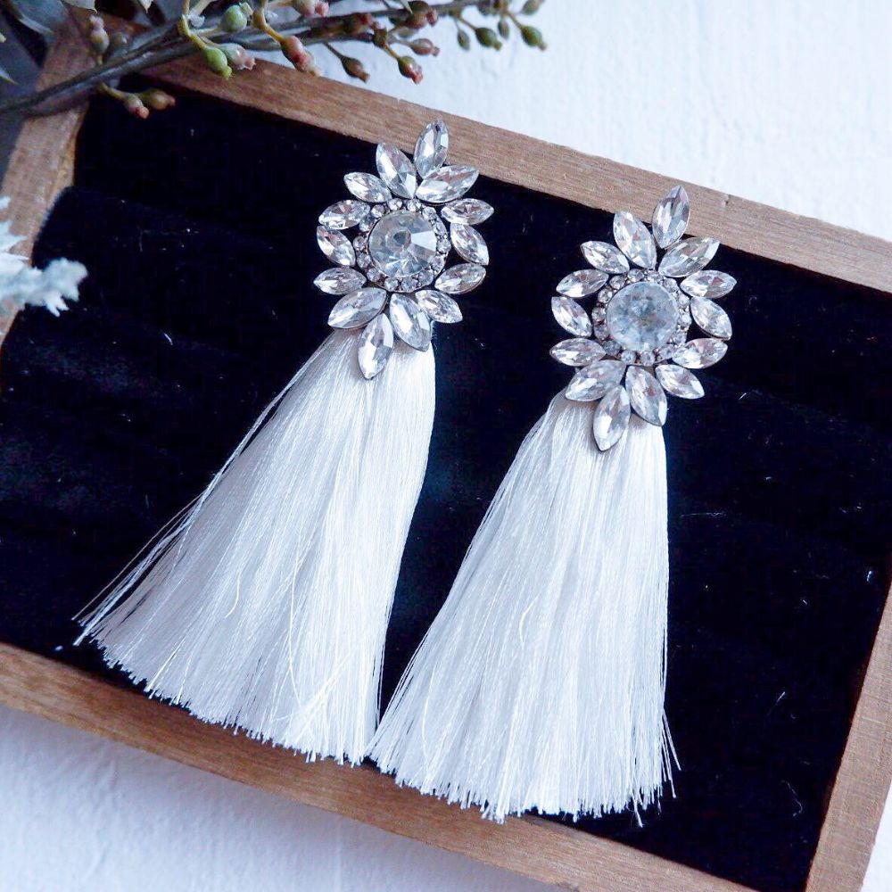 【ピアス】ビジュー クリスタル ホワイト タッセル ピアス j8/ブライダルアクセサリー 【結婚式 ピアス イヤリング】
