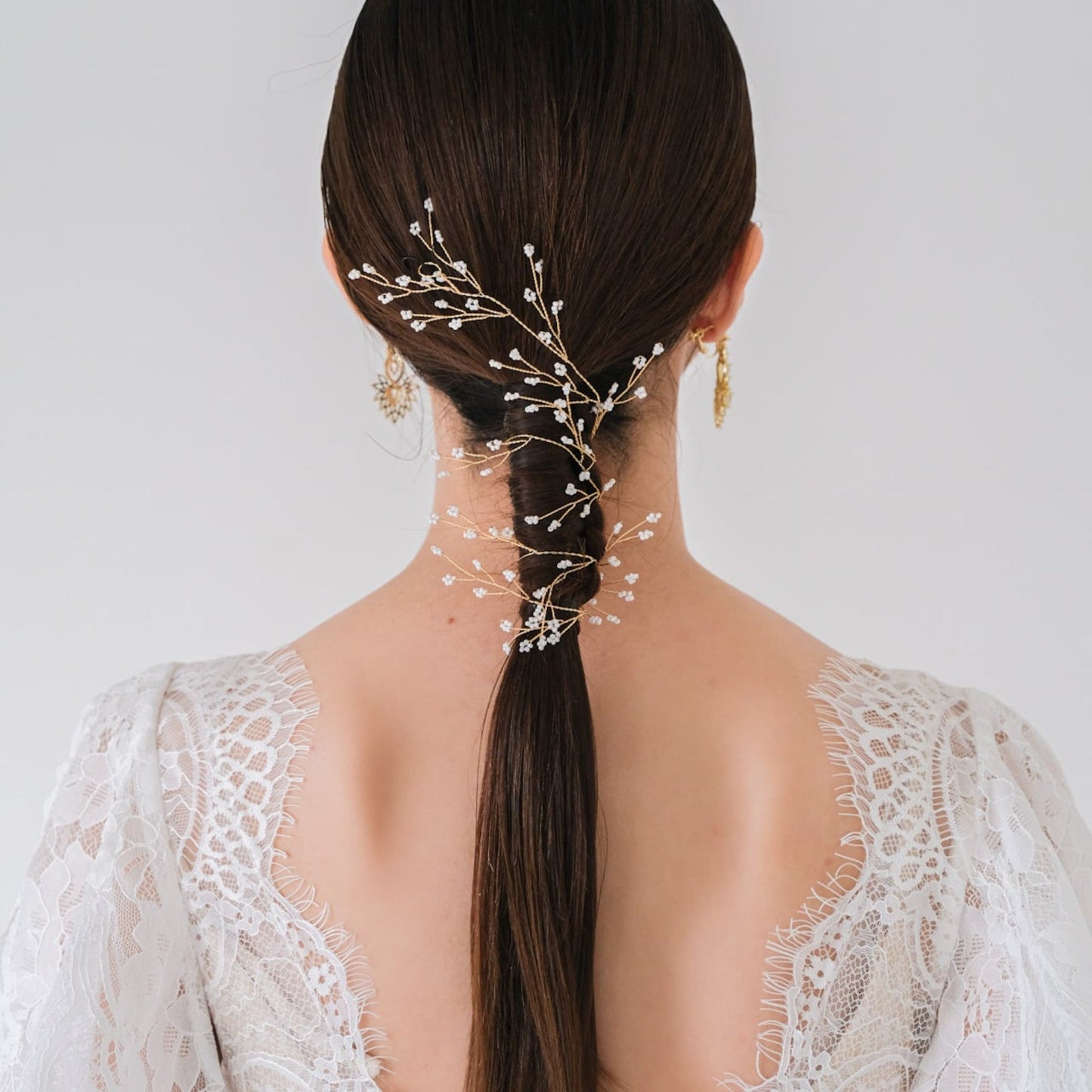 【ヘッドドレス】ブライダルヘッドドレス小枝カチューシャホワイトビーズゴールドv57【結婚式 ヘアアクセサリー】