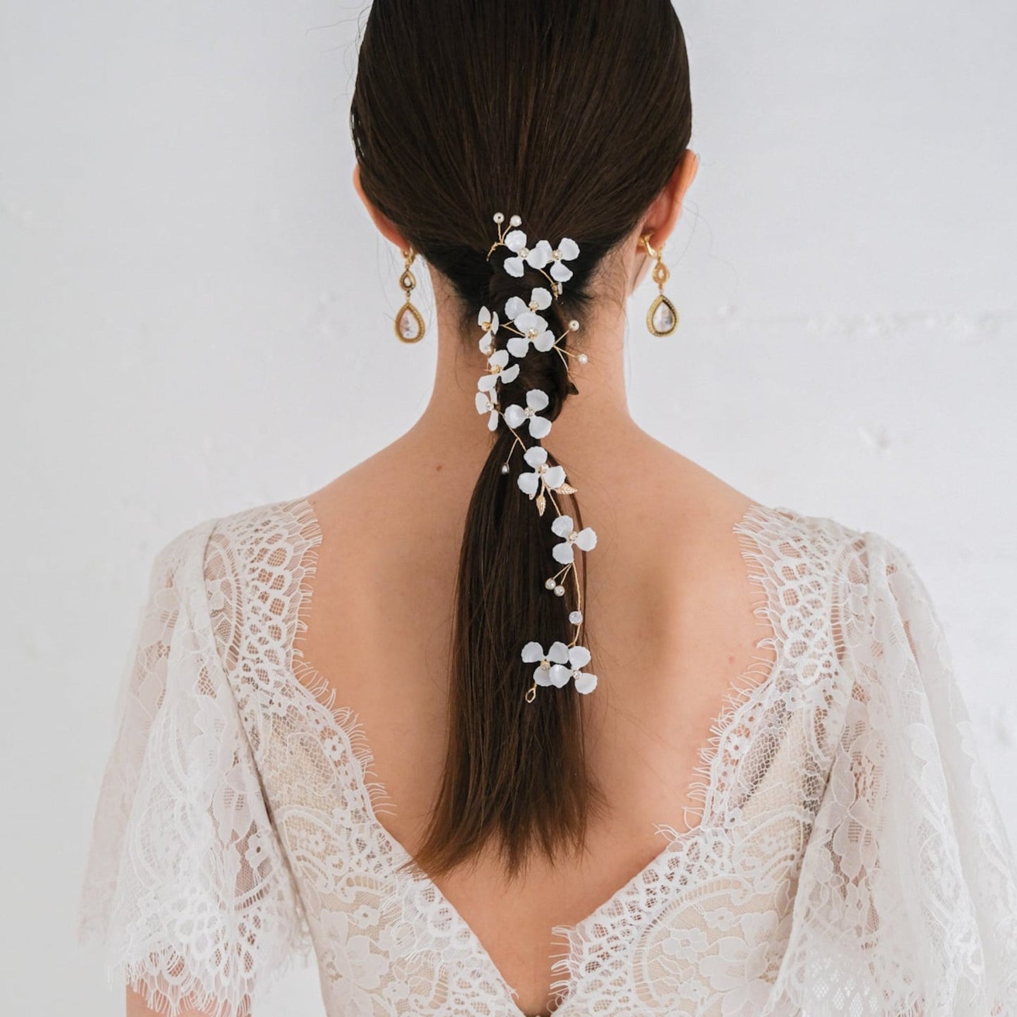 【ヘッドドレス】ブライダルヘッドドレス小枝カチューシャホワイトフラワーゴールドv61【結婚式 ヘアアクセサリー】