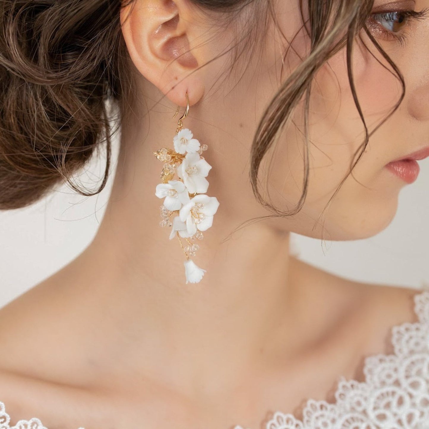 【ピアス】ブライダル 小枝ピアス ホワイトフラワー ゴールドリーフ u14 【結婚式 ピアス イヤリング】