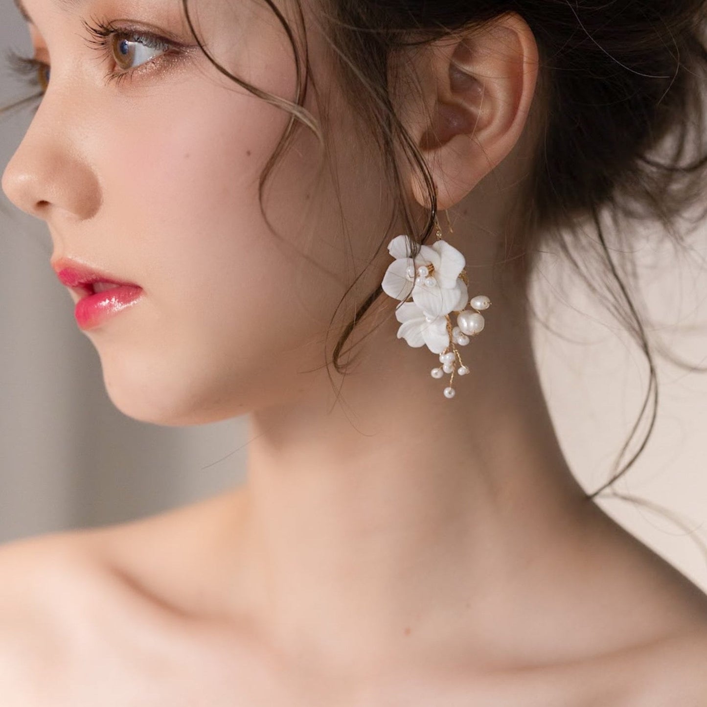 【ピアス】ブライダル 小枝ピアス ホワイトフラワー ゴールドリーフ u16 【結婚式 ピアス イヤリング】