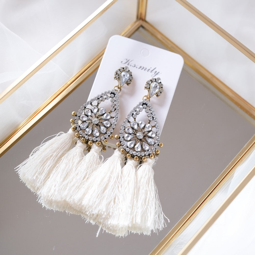 【ピアス】ビジュー クリスタル ホワイト タッセル ピアス c4/ブライダルアクセサリー 【結婚式 ピアス イヤリング】