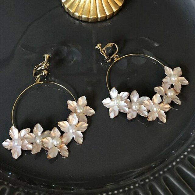 ホワイトフラワー 【トレゾアイヤリング2】 【結婚式 ピアス イヤリング】