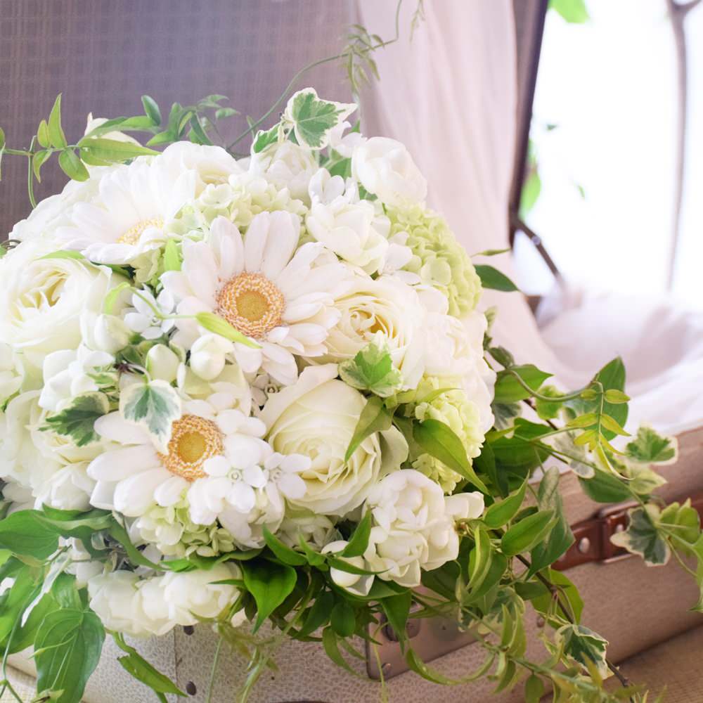 【生花】ラウンドブーケ(white&green) 【結婚式 フラワー 生花 ブーケ ブートニア】