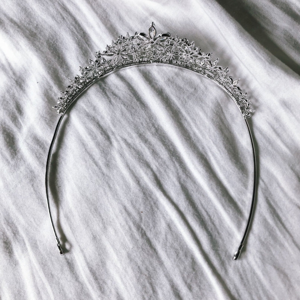 【ティアラ】キュービックジルコニア フラワーモチーフティアラ 【結婚式 ヘアアクセサリー】