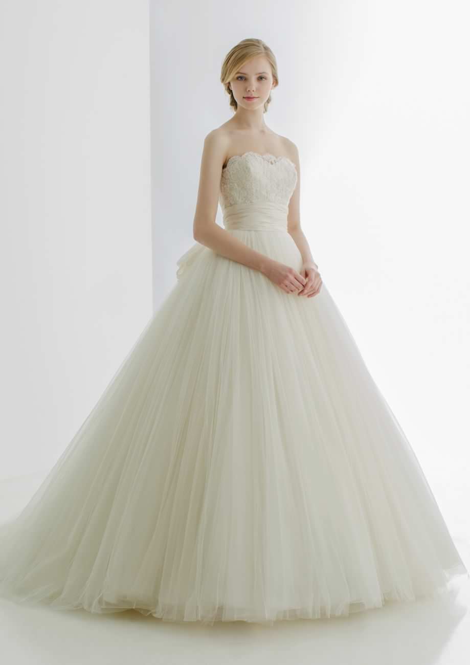 チュールウェディングドレス ふわふわ個性派ドレス。存在感のあるレースにチュールがついていて