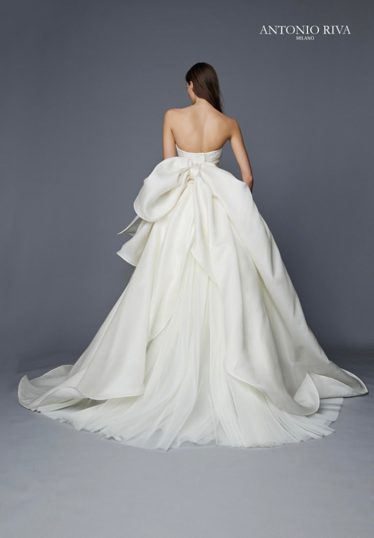 SISSI 【ウェディングドレスレンタル】