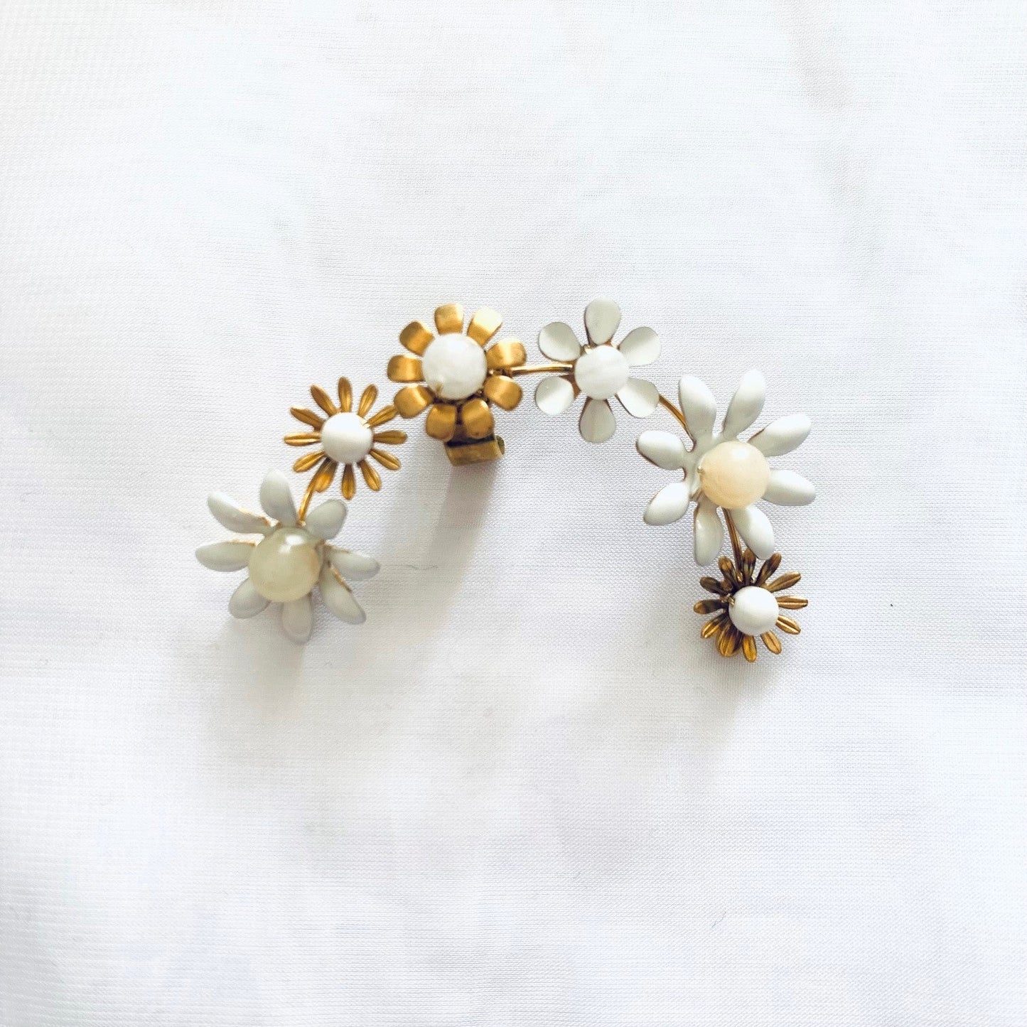 【ピアス・イヤリング】フラワーデイジーイヤーカフ 【結婚式 ピアス イヤリング】