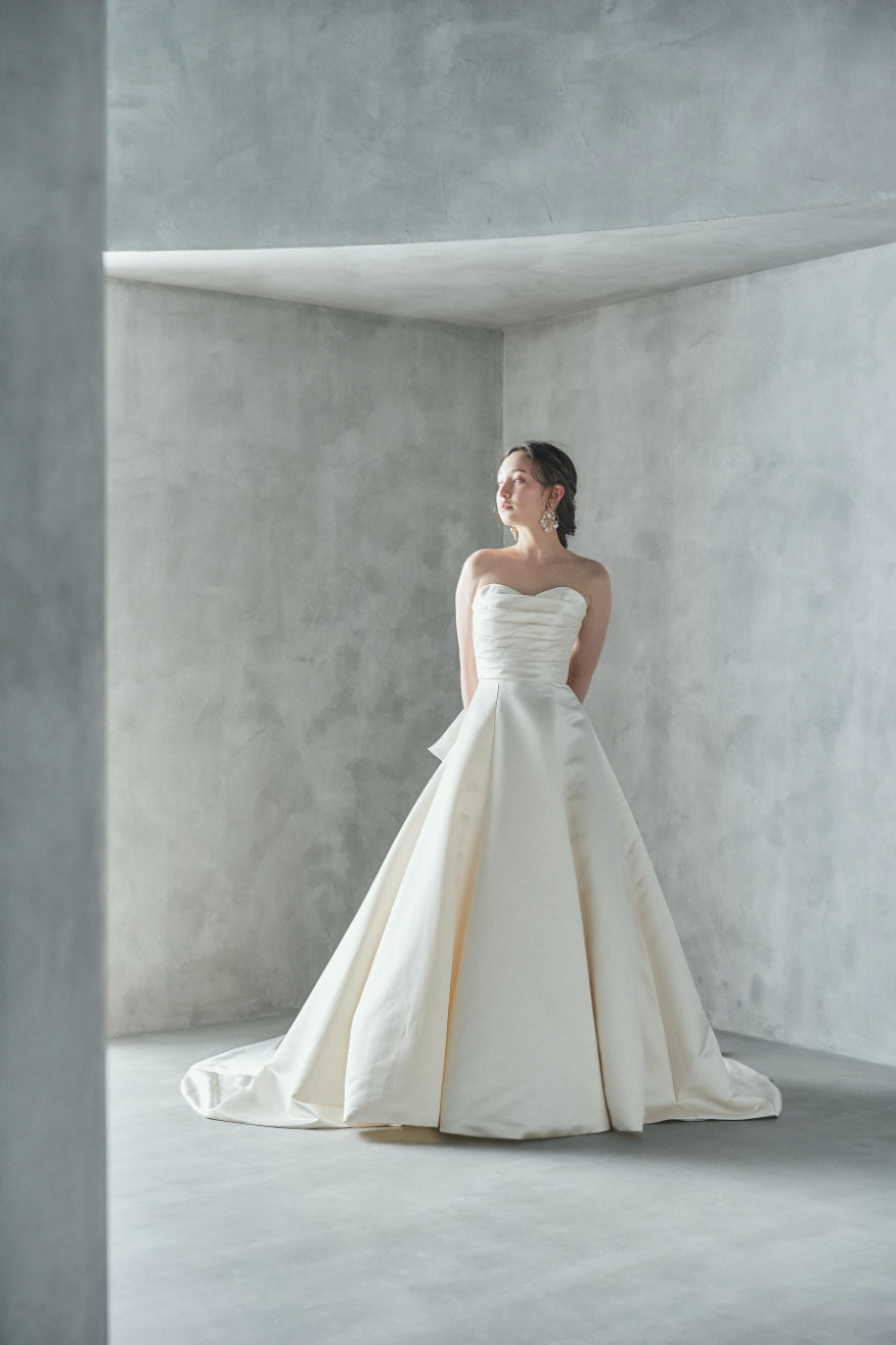 アレッタ Aletta【ウエディングドレス レンタル】オフショルダー ショールカラー サテン Aラインドレス 【結婚式】