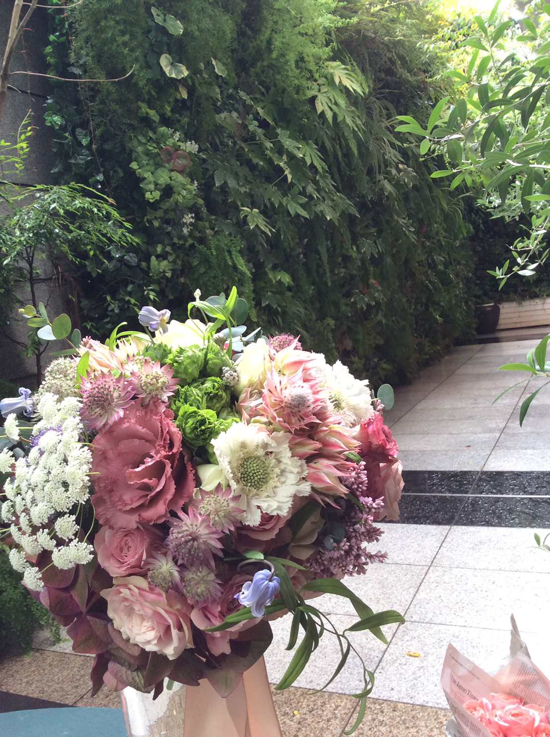 【生花】グリーン×ピンク クラッチブーケ 【結婚式 フラワー 生花 ブーケ ブートニア オーダーメイド】