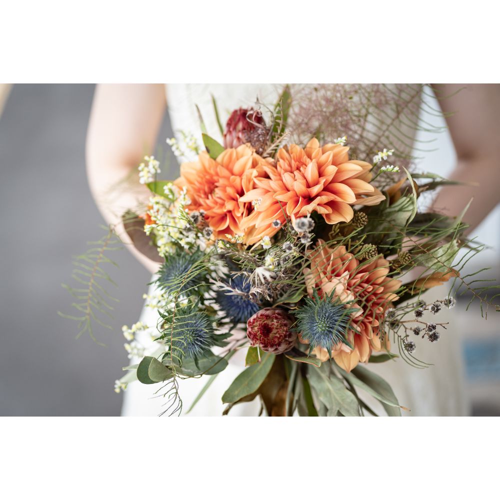 【生花】都内近郊お届け無料 クラッチブーケ オレンジダリア プロテア 【結婚式 フラワー 生花 ブーケ ブートニア】