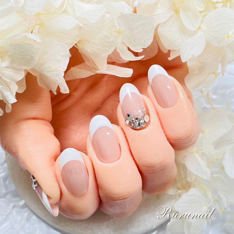 ホワイトフレンチとストーンの王道美爪ネイルチップ – 結婚式準備