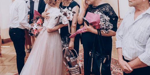 結婚式で両親に贈るプレゼント|平均予算や定番商品・おしゃれな選び方などを解説