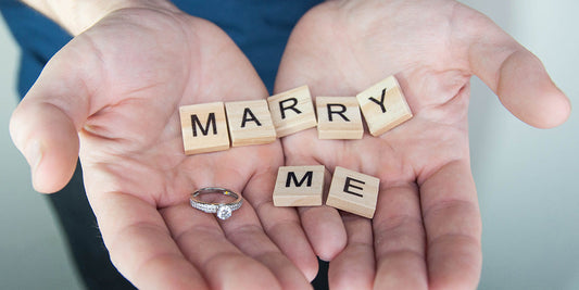 婚約指輪と結婚指輪は両方買うべき？ 役割の違いや相場の値段について解説