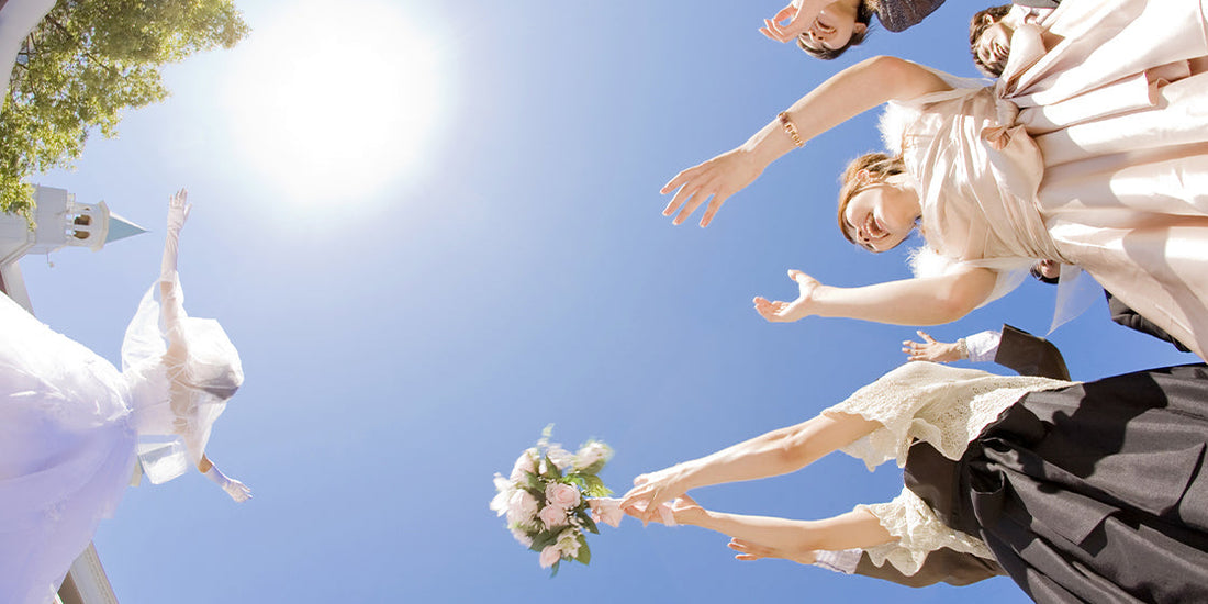 ゲストの雰囲気に合わせたブーケトスとは？ブーケプルズなど、代わりになる演出も紹介５選