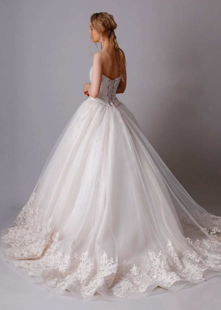 Qualo TK-271 【ウェディングドレス レンタル】