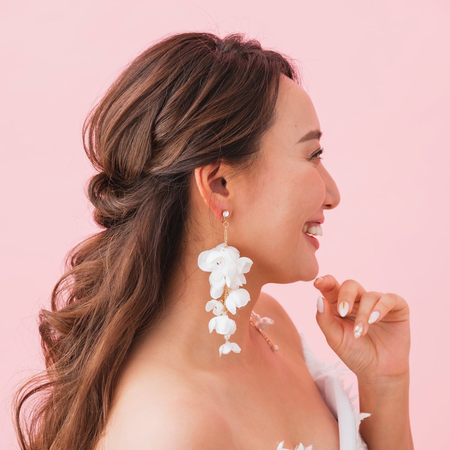 【イヤリング】Isabella ホワイトフラワーイヤリング 1029 【結婚式 ピアス イヤリング】