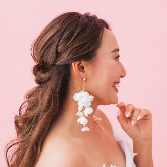 【イヤリング】Isabella ホワイトフラワーイヤリング 1029 【結婚式 ピアス イヤリング】