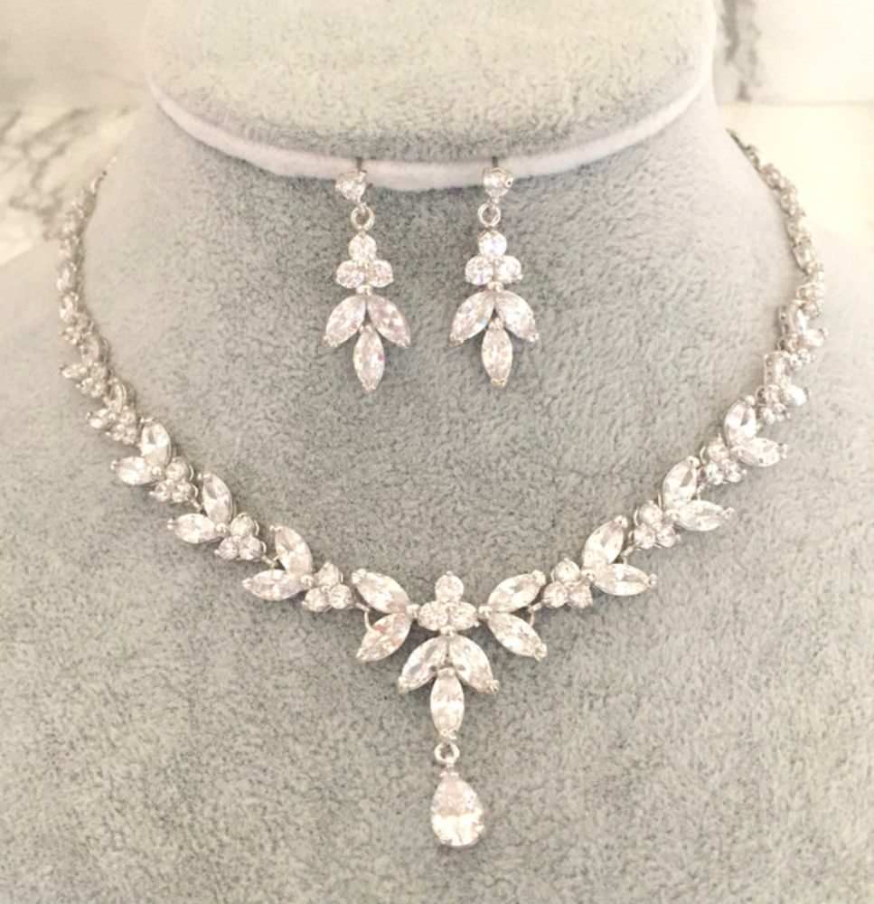 chic silver ビジューネックレス&ピアスセット/ブライダルアクセサリー 【結婚式 アクセサリーセット】