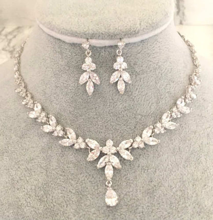 chic silver ビジューネックレス&ピアスセット/ブライダルアクセサリー 【結婚式 アクセサリーセット】