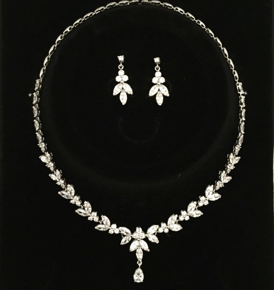 chic silver ビジューネックレス&ピアスセット/ブライダルアクセサリー 【結婚式 アクセサリーセット】