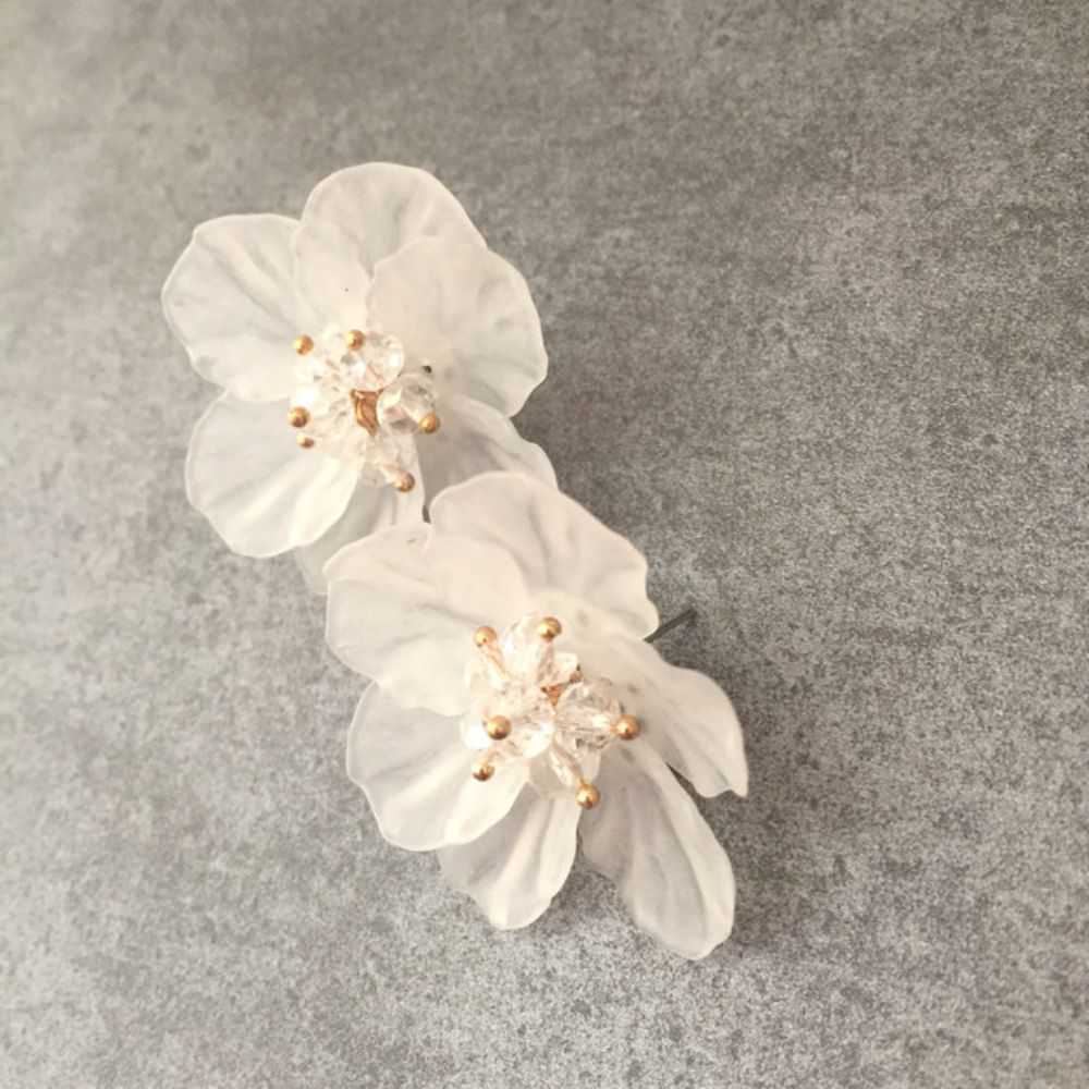 【ピアス・イヤリング】clear ビジューフラワーピアス/ブライダルアクセサリー 【結婚式 ピアス イヤリング】