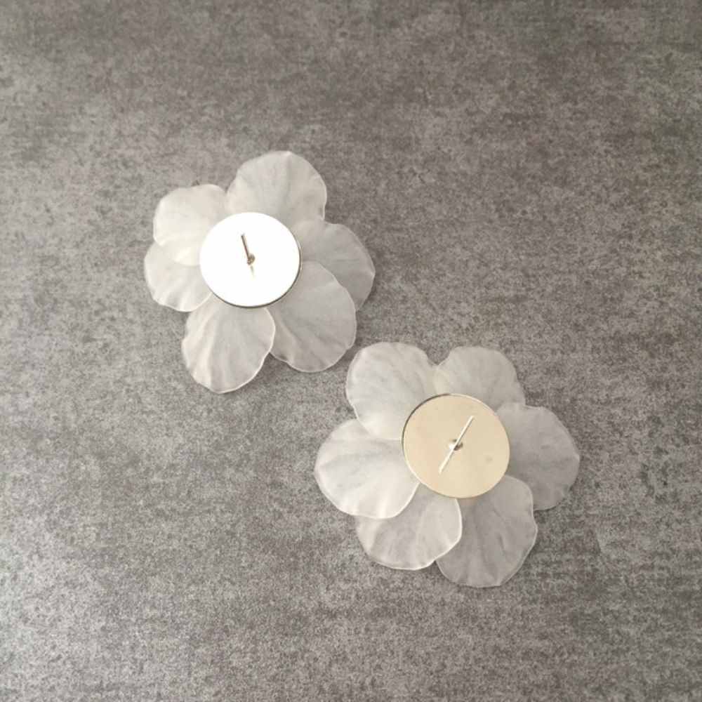 【ピアス・イヤリング】clear ビジューフラワーピアス/ブライダルアクセサリー 【結婚式 ピアス イヤリング】