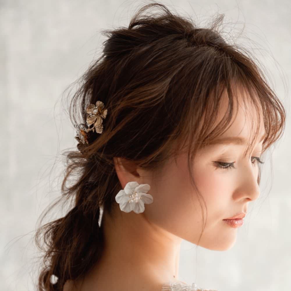 【ピアス・イヤリング】clear ビジューフラワーピアス/ブライダルアクセサリー 【結婚式 ピアス イヤリング】