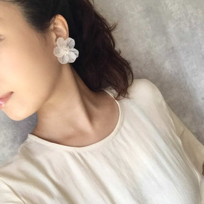 【ピアス・イヤリング】clear ビジューフラワーピアス/ブライダルアクセサリー 【結婚式 ピアス イヤリング】