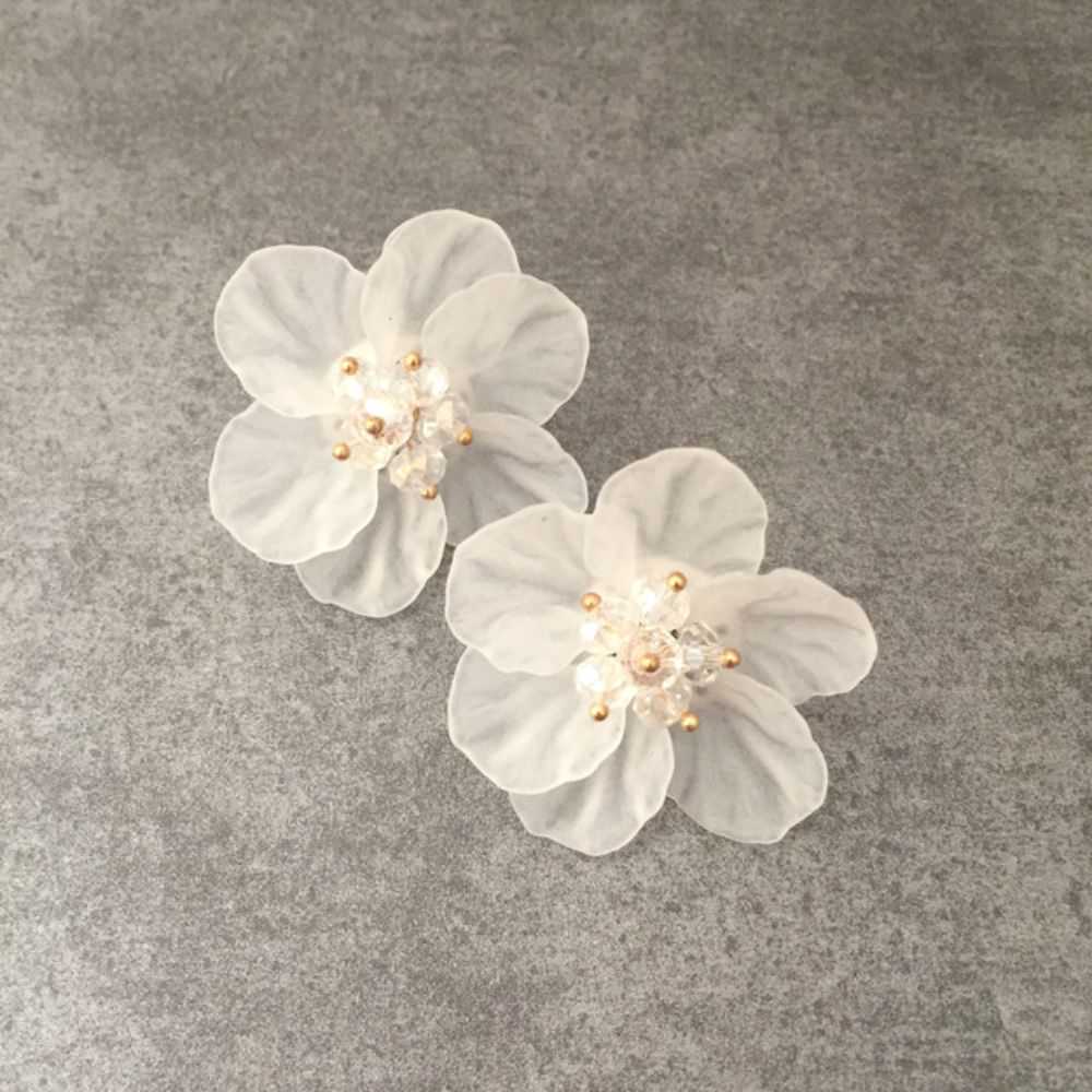 【ピアス・イヤリング】clear ビジューフラワーピアス/ブライダルアクセサリー 【結婚式 ピアス イヤリング】