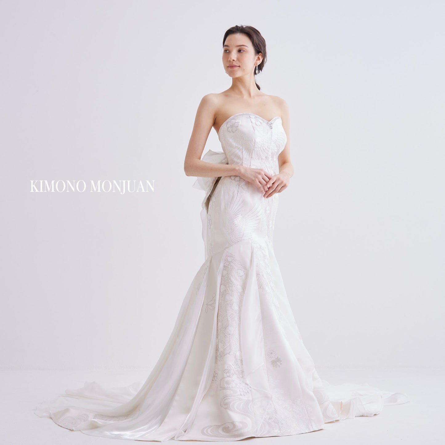 白地に孔雀【ウェディングドレス レンタル】