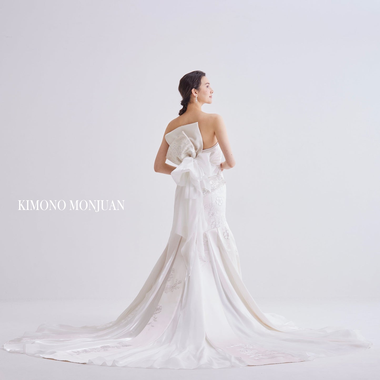 白地に孔雀【ウェディングドレス レンタル】