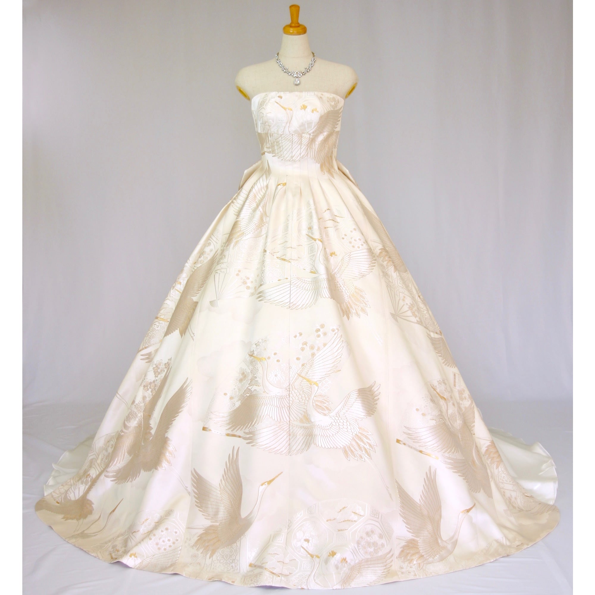 白に金鶴打掛【ウェディングドレス レンタル】 – 結婚式準備