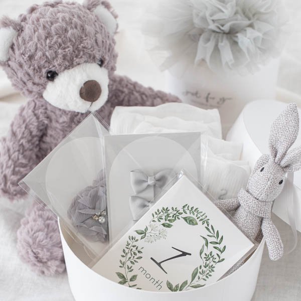 ダイパーケーキ&スカート&ヘアアクセ&ベアー&マンスリーカードセット(グレー) 【結婚式 ギフト 内祝い 結婚祝い 出産祝い】