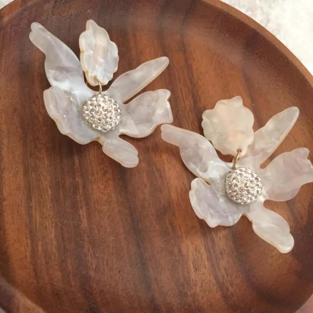 【ピアス・イヤリング】marble flower ビジューイヤリング/ブライダルアクセサリー 【結婚式　ピアス　イヤリング】