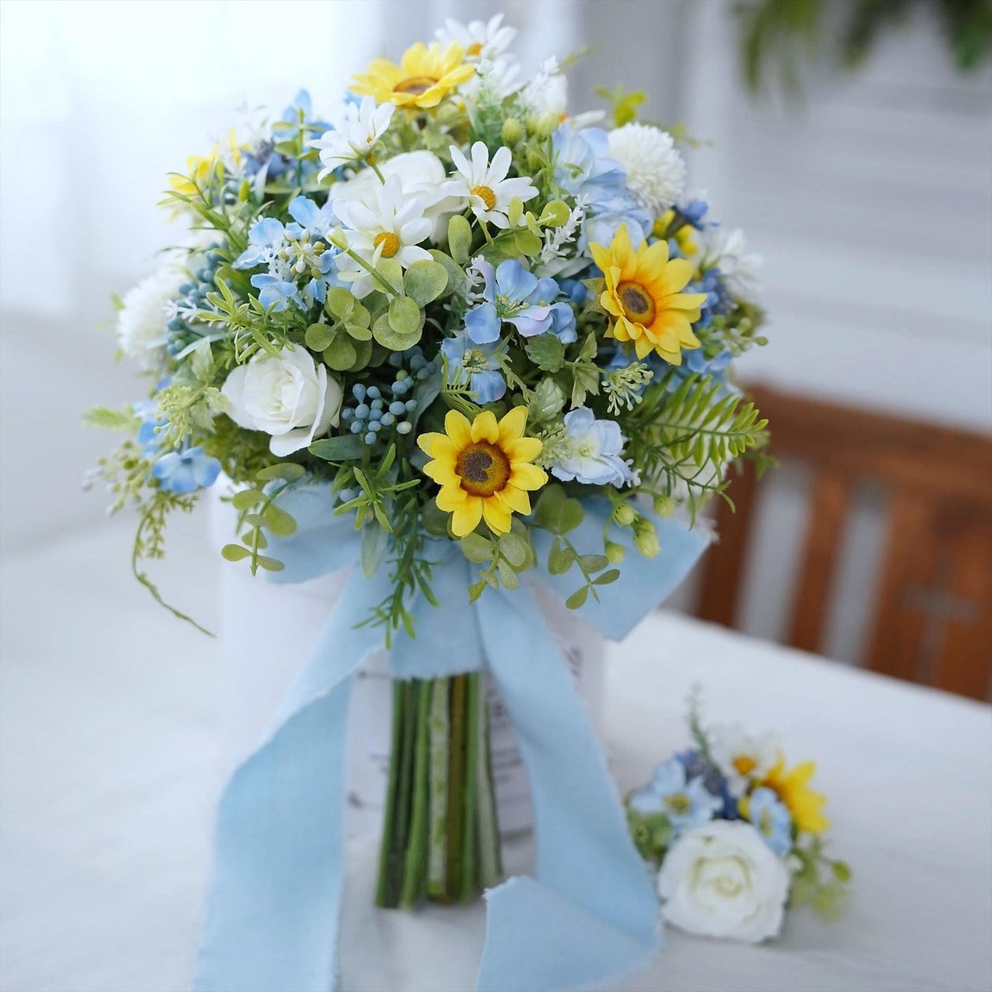 ホワイトブールの小花とひまわりのブーケ