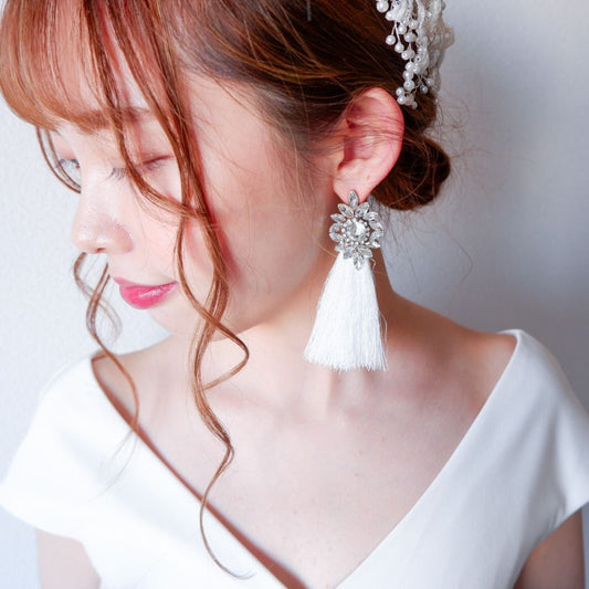 【ピアス】ビジュー クリスタル ホワイト タッセル ピアス j8/ブライダルアクセサリー 【結婚式 ピアス イヤリング】