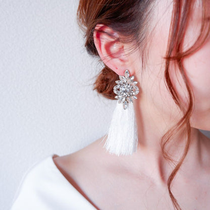 【ピアス】ビジュー クリスタル ホワイト タッセル ピアス j8/ブライダルアクセサリー 【結婚式 ピアス イヤリング】
