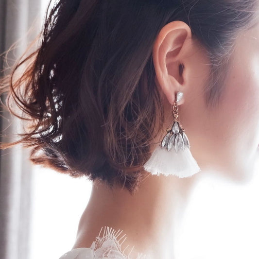 【ピアス】ビジュー クリスタル ホワイト タッセル ピアス k1/ブライダルアクセサリー 【結婚式 ピアス イヤリング】