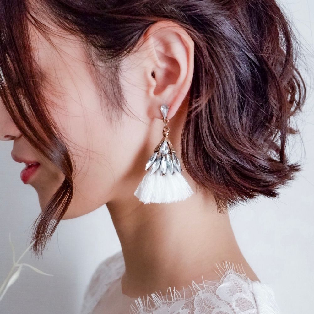 【ピアス】ビジュー クリスタル ホワイト タッセル ピアス k1/ブライダルアクセサリー 【結婚式 ピアス イヤリング】