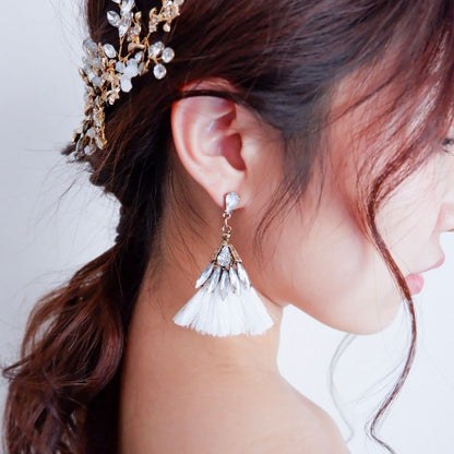 【ピアス】ビジュー クリスタル ホワイト タッセル ピアス k1/ブライダルアクセサリー 【結婚式 ピアス イヤリング】