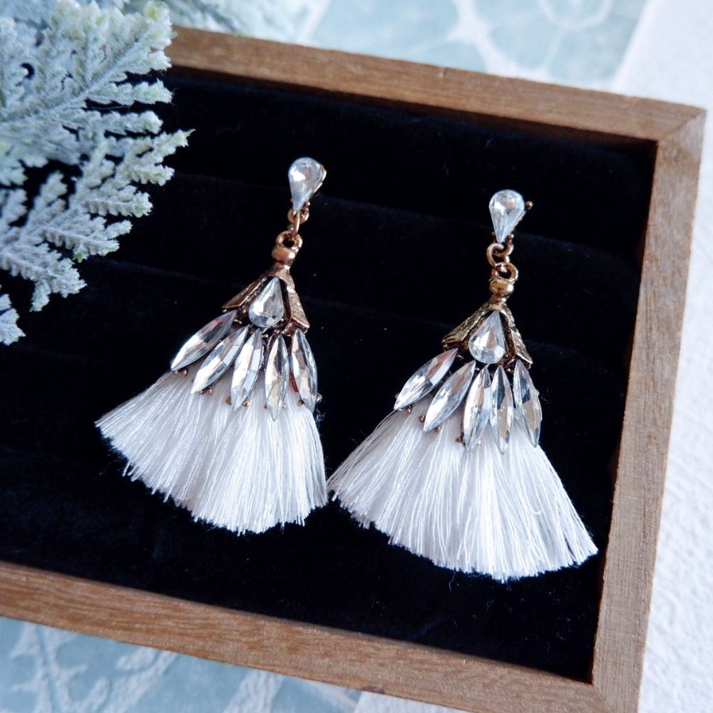 【ピアス】ビジュー クリスタル ホワイト タッセル ピアス k1/ブライダルアクセサリー 【結婚式 ピアス イヤリング】