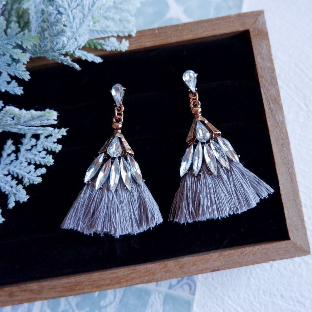 【ピアス】ビジュー クリスタル グレー タッセル ピアス k2/ブライダルアクセサリー 【結婚式 ピアス イヤリング】