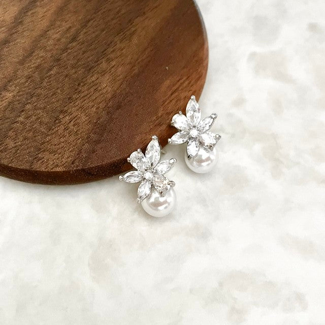 【ピアス・イヤリング】petit ジルコニアピアス 【結婚式　ピアス　イヤリング】