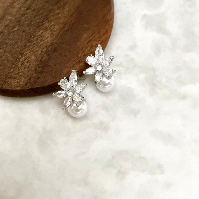 【ピアス・イヤリング】petit ジルコニアピアス 【結婚式　ピアス　イヤリング】