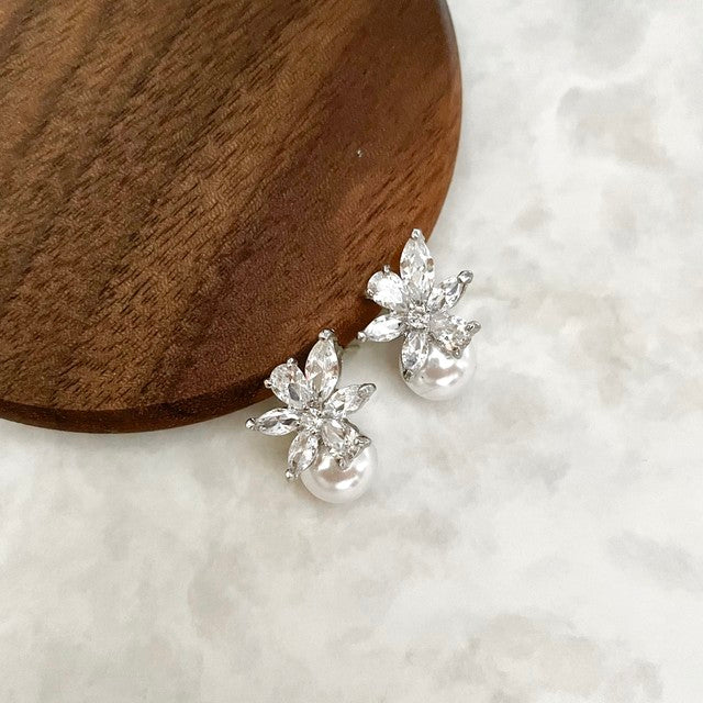 【ピアス・イヤリング】petit ジルコニアピアス 【結婚式　ピアス　イヤリング】