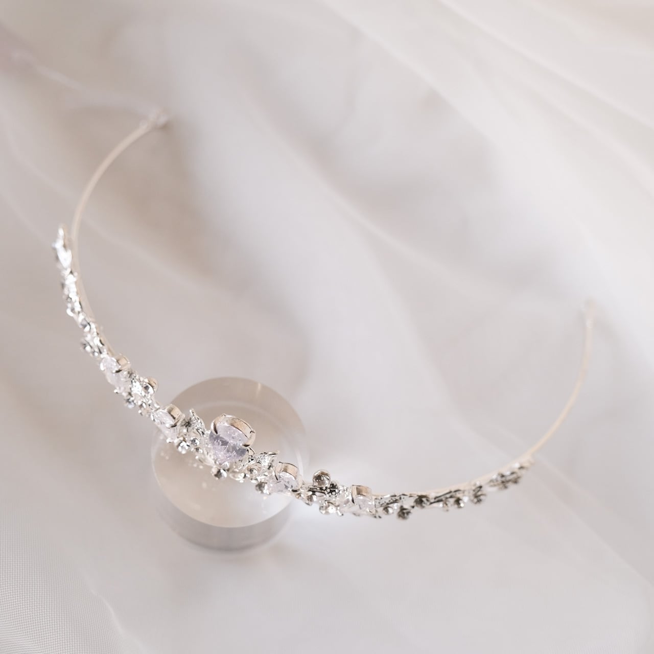 【ヘッドドレス】ティアラ ビジュー ブライダルヘッドドレス シルバー b10 【結婚式　ヘアアクセサリー】