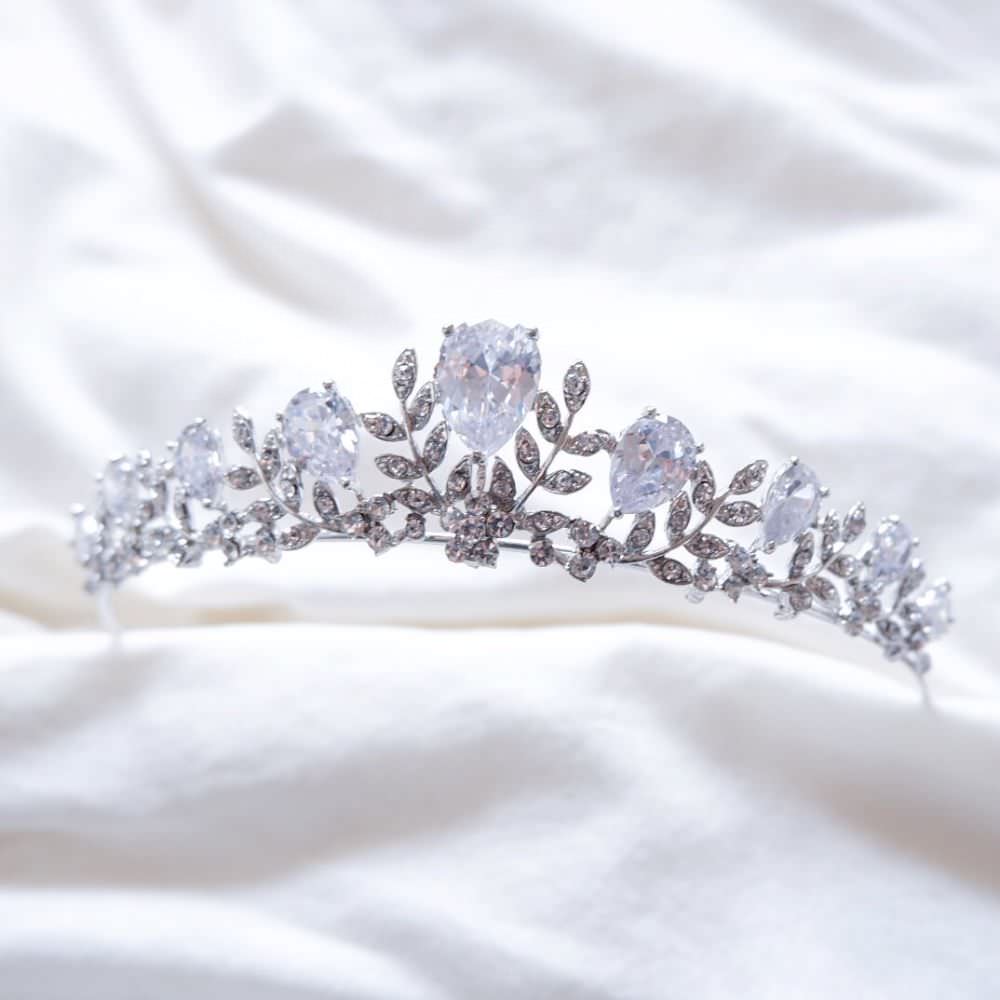 【ヘッドドレス】ティアラ ビジュー ブライダルヘッドドレス シルバー d2 【結婚式 ヘアアクセサリー】