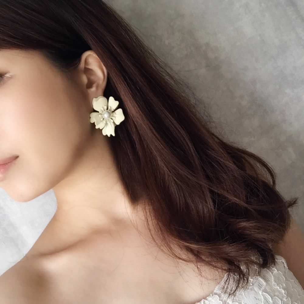 【ピアス・イヤリング】plume フラワーピアス/ブライダルアクセサリー 【結婚式 ピアス イヤリング】